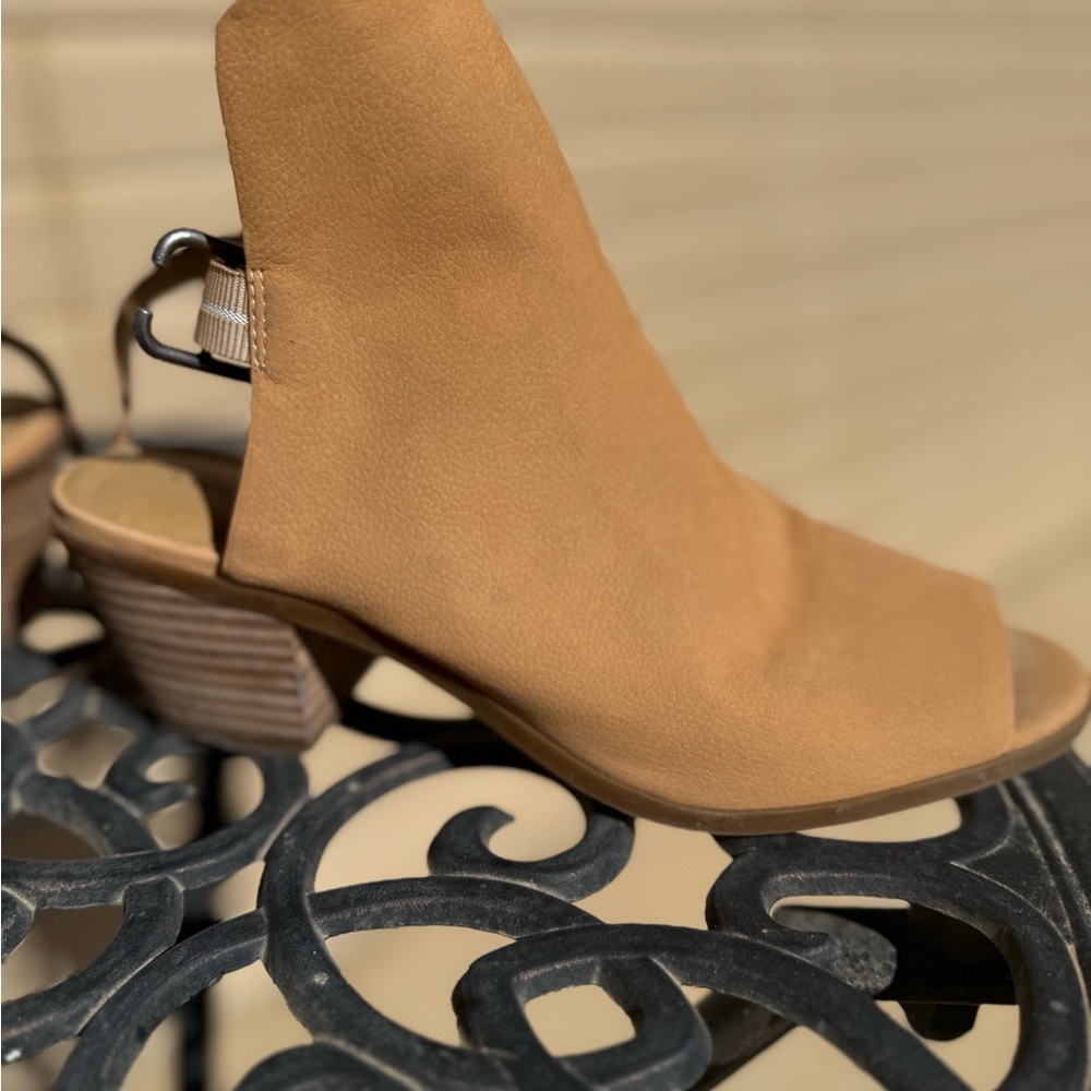 Lucky Brand Tan Open-Toe Mules
